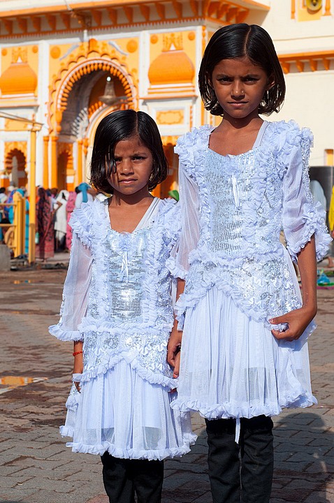 Orchha - dziewczynki przybyłe z okolicznej wsi (Indie 2010 - portety i inni ludzie)